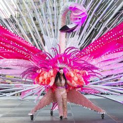 Imagen de una competidora disfrazada realizando una presentación durante el Escaparate del Rey y la Reina del Carnaval Caribeño de Toronto 2022, en Toronto, Canadá. Docenas de enmascarados con sus grandes disfraces participaron el jueves en este evento anual para competir por el Rey y la Reina del Carnaval. | Foto:Xinhua/Zou Zheng