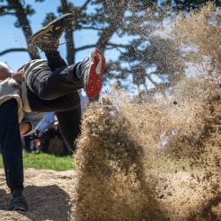 Jóvenes luchadores participan en una demostración de lucha suiza en la pradera de Rutli con vistas al lago de Lucerna como parte de la celebración del Día Nacional de Suiza. | Foto:FABRICE COFFRINI / AFP