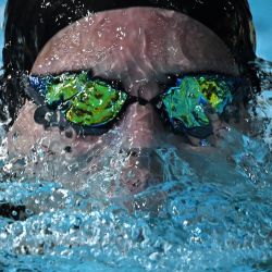 La canadiense Sophie Angus compite en la prueba de natación de relevos mixtos 4x100m medley en el Centro Acuático Sandwell, en el quinto día de los Juegos de la Commonwealth en Birmingham, centro de Inglaterra. | Foto:OLI SCARFF / AFP
