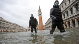 Las intensas lluvias anegaron todas las calles de la ciudad.