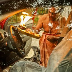 En esta foto un sacerdote realiza un ritual en un coche recién comprado para buscar las bendiciones de las deidades para la seguridad fuera de un templo en Bangalore. | Foto:Sebastien Berger / AFP