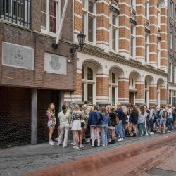 Estudiantes hacen cola en el edificio del Amsterdamsch Studenten Corps en Ámsterdam. | Foto:Evert Elzinga / ANP / AFP