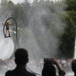 Imagen de deportistas de hidrovuelo realizando una presentación durante el festival de hidrovuelo en un parque, en Moscú, Rusia. | Foto:Xinhua/Alexander Zemlianichenko Jr