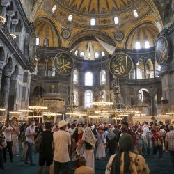 Imagen de turistas visitando la Santa Sofía, en Estambul, Turquía. | Foto:Xinhua/Unal Cam