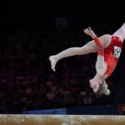La inglesa Alice Kinsella compite en la prueba de gimnasia artística de barra de equilibrio femenina en el Arena Birmingham, en el quinto día de los Juegos de la Commonwealth en Birmingham, centro de Inglaterra. | Foto:PAUL ELLIS / AFP