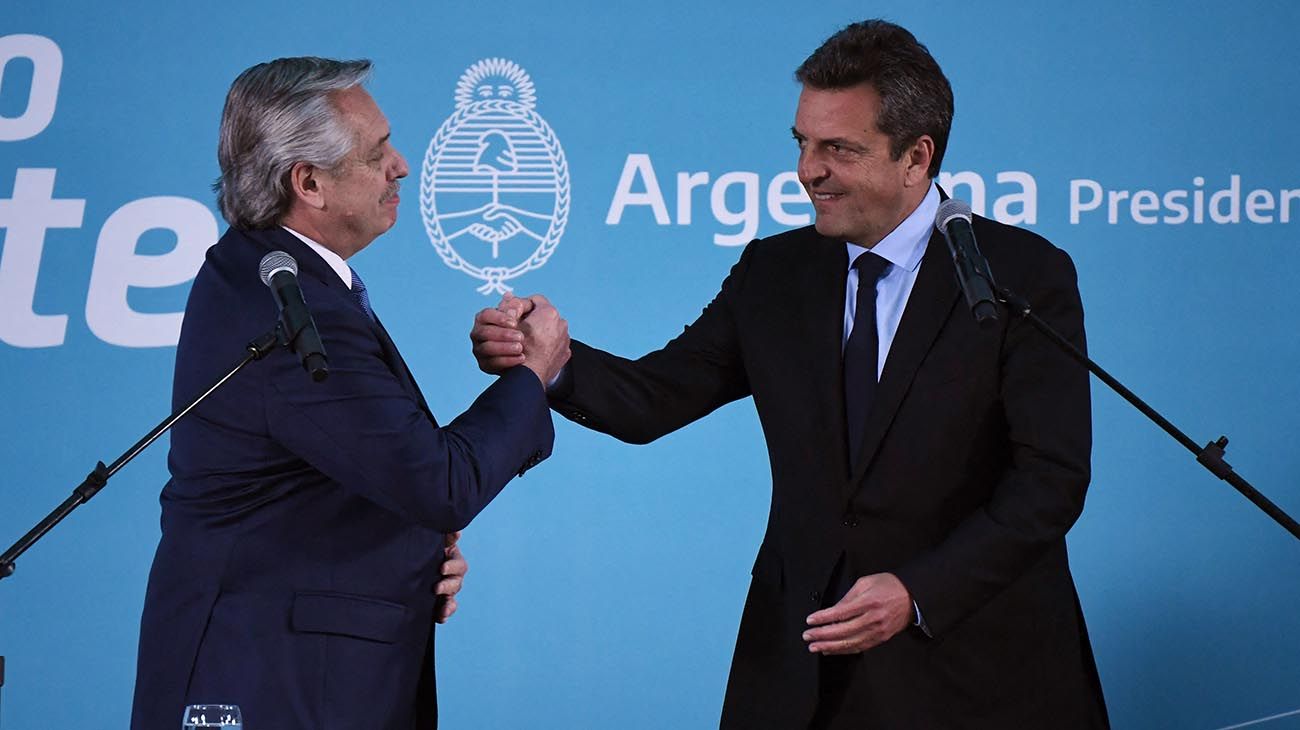 Sergio Massa y Alberto Fernández durante el acto oficial de asunción.