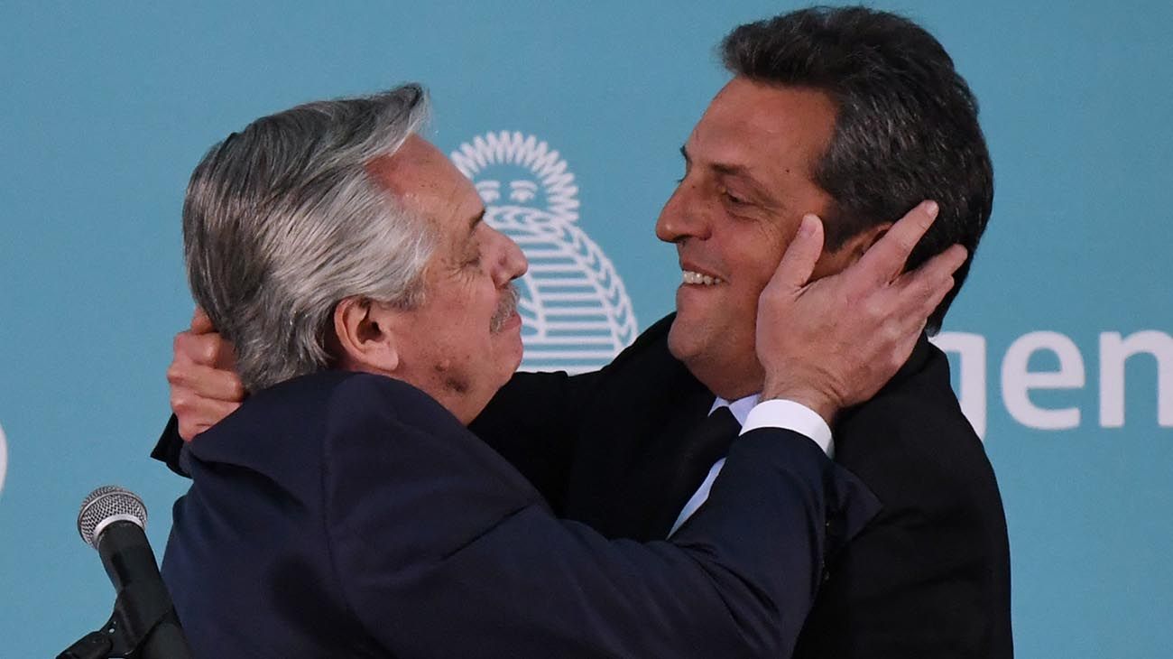 Sergio Massa y Alberto Fernández durante el acto oficial de asunción.