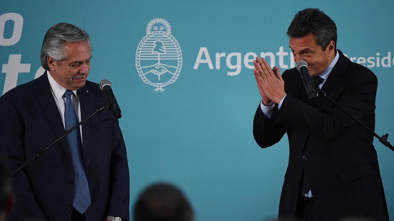 Sergio Massa y Alberto Fernández durante el acto oficial de asunción.