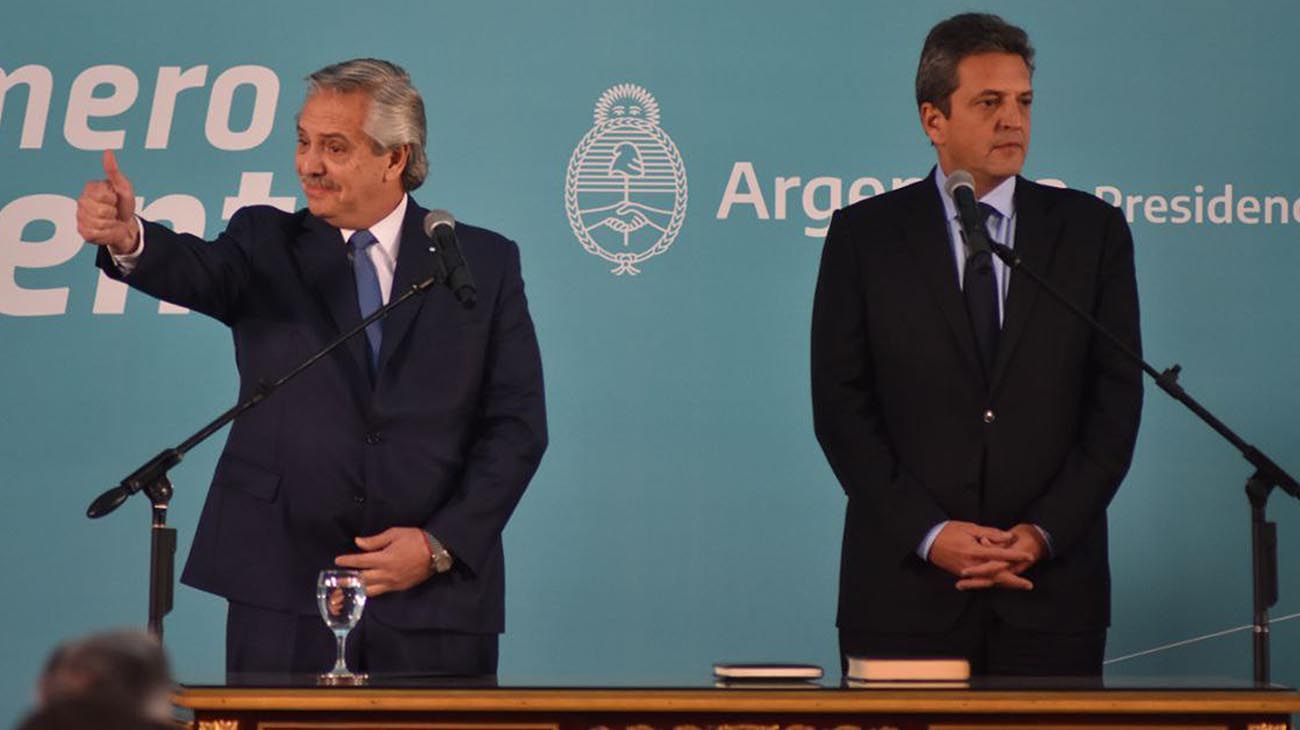 Alberto Fernández y Sergio Massa durante la asunción del nuevo ministro.