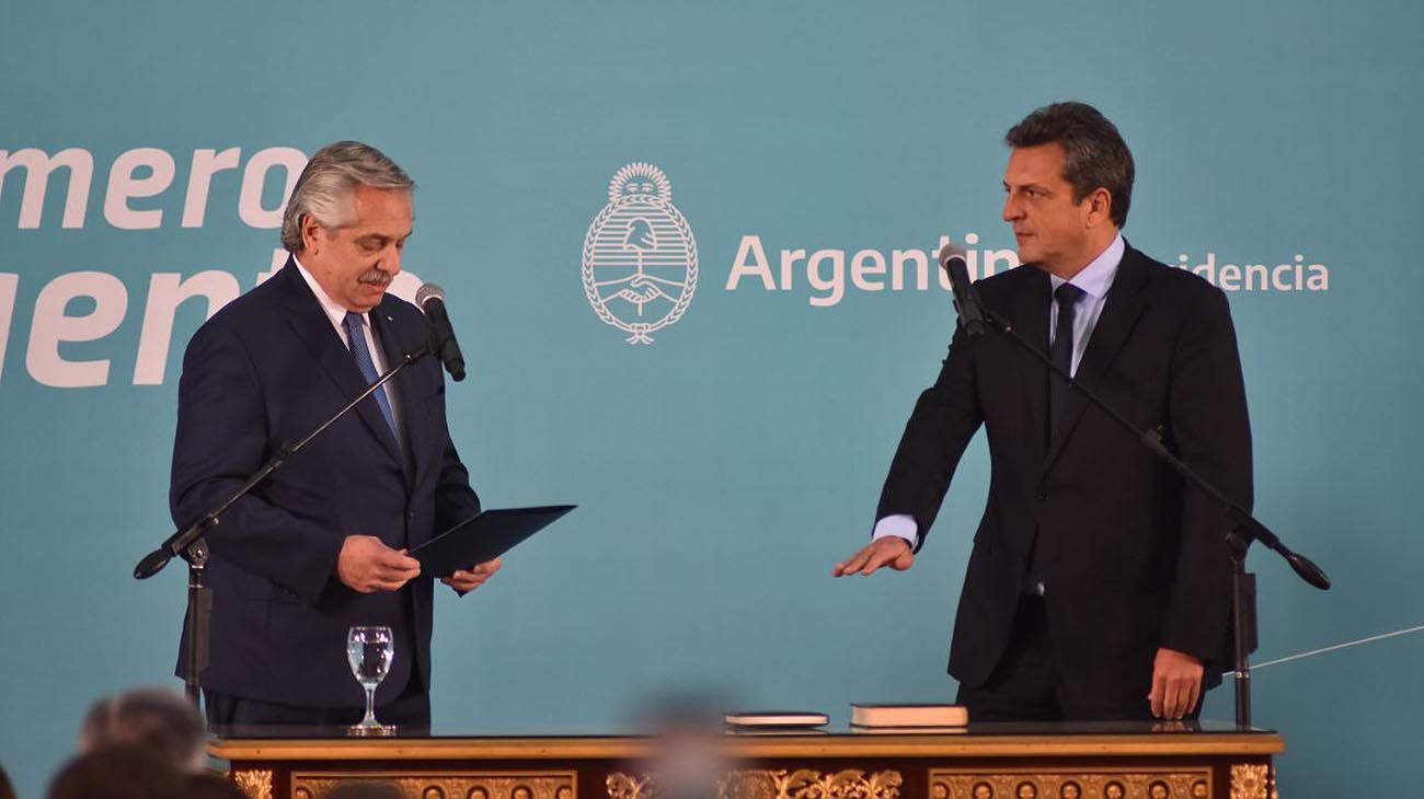 Alberto Fernández le toma la jura a Sergio Massa