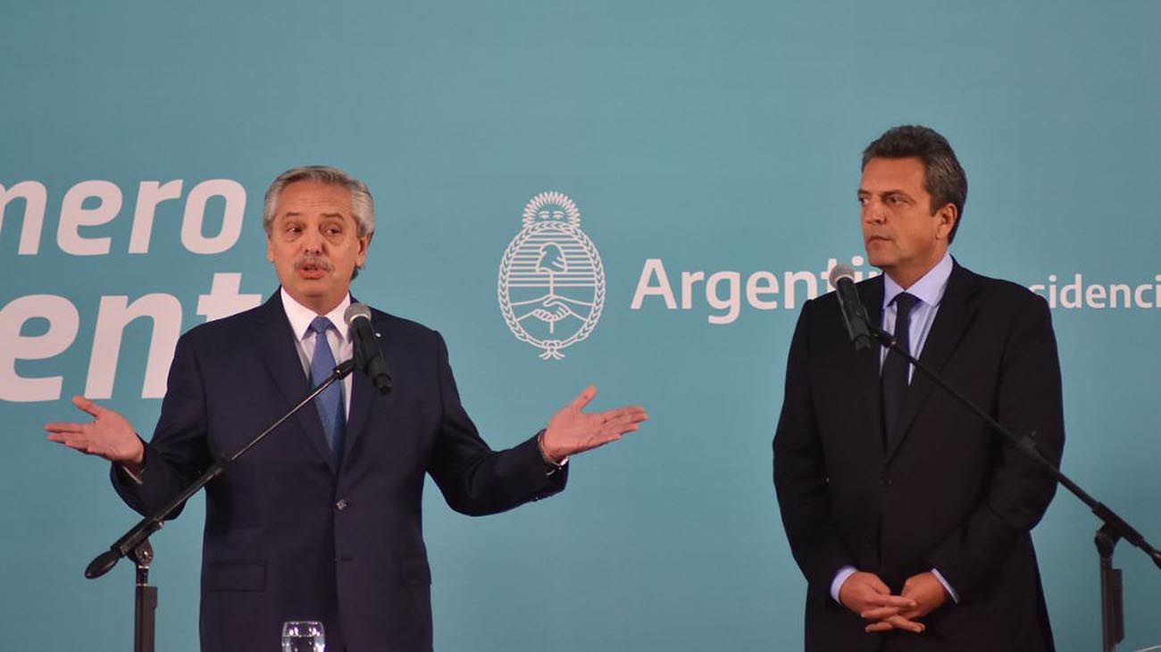 Alberto Fernández y Sergio Massa, acto de asunción del nuevo ministro.