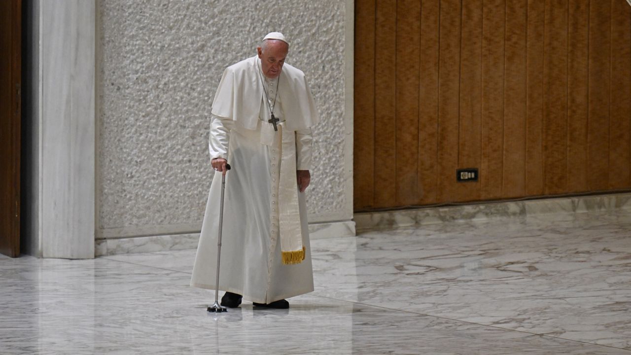 El Papa Francisco llega a su audiencia general semanal en el aula Pablo VI del Vaticano. | Foto:ALBERTO PIZZOLI / AFP