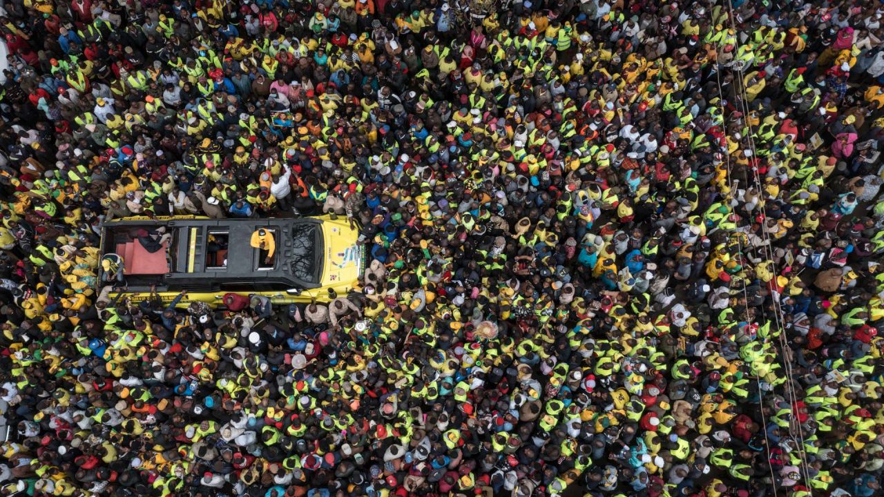 Esta vista aérea muestra al vicepresidente y candidato presidencial de Kenia, William Ruto, de la coalición del partido político Kenya Kwanza (Una Kenia), hablando a sus partidarios desde un coche durante su mitin en Thika, Kenia. | Foto:YASUYOSHI CHIBA / AFP