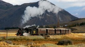La Trochita, el adorable Expreso Patagónico, celebra sus 100 años de vida con la edición de un libro especial.