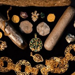 Algunas de las joyas de oro, cadenas, colgantes y monedas que fueron encontradas en el Maravillas.