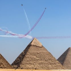 Aviones KAI T-50 Golden Eagle del equipo acrobático del 53º Grupo de Demostración Aérea "Águilas Negras" de la Fuerza Aérea de Corea del Sur actúan durante el Espectáculo Aéreo de las Pirámides 2022 por encima de la Gran Pirámide de Khufu, la Pirámide de Khafre y la Pirámide de Menkaure en la Necrópolis de las Pirámides de Giza en las afueras del suroeste de la capital egipcia. | Foto:Mahmoud Khaled / AFP