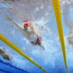 El australiano Se-Bom Lee, el inglés Tom Dean y el canadiense Finlay Knox compiten en la prueba de natación de los 200 metros individuales masculinos en el Centro Acuático Sandwell, en el sexto día de los Juegos de la Commonwealth en Birmingham, centro de Inglaterra. | Foto:OLI SCARFF / AFP