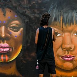 El grafitero de la República Dominicana Eme Freethinker trabaja en una pieza de grafiti durante el festival de grafiti "Meeting Of Styles", en Pristina. | Foto:ARMEND NIMANI / AFP