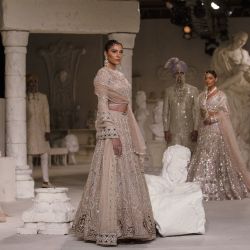 Imagen de modelos presentando creaciones de los diseñadores Falguni y Shane Peacock durante la Semana de Alta Costura de India, en Nueva Delhi, India. | Foto:Xinhua/Javed Dar