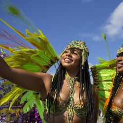 Imagen de participantes disfrazados tomándose una fotografía durante el Gran Desfile del Carnaval Caribeño 2022 de Toronto, en Toronto, Canadá. | Foto:Xinhua/Zou Zheng