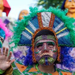Jóvenes portan atuendos típicos, durante un desfile en el marco de la inauguración de la temporada vacacional de las fiestas agostinas, en el departamento de San Salvador, capital de El Salvador. | Foto:Xinhua/Alexander Peña