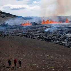 La gente visita la escena del volcán en erupción que tiene lugar en el valle de Meradalir, cerca del monte Fagradalsfjall, Islandia. | Foto:Jeremie Richard / AFP