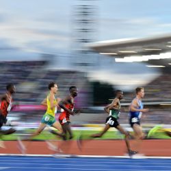 Los atletas compiten durante la prueba final de atletismo masculina de 10.000 metros en el estadio Alexander, en Birmingham, durante el quinto día de los Juegos de la Commonwealth en Birmingham, en el centro de Inglaterra. | Foto:GLYN KIRK / AFP