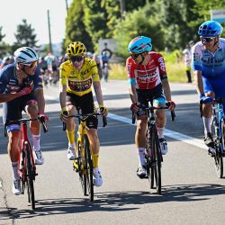 Los ciclistas pedalean durante la 21ª y última etapa de la 109ª edición del Tour de Francia, de 115,6 km entre La Defense Arena en Nanterre, a las afueras de París, y los Campos Elíseos en París, Francia. | Foto:MARCO BERTORELLO / AFP