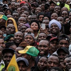 Seguidores escuchan un discurso del vicepresidente y candidato presidencial de Kenia, William Ruto, de la coalición de partidos políticos Kenya Kwanza (Kenia primero), durante su mitin en Thika, Kenia. | Foto:YASUYOSHI CHIBA / AFP