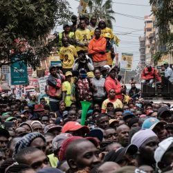 Simpatizantes escuchan durante un mitin del vicepresidente y candidato presidencial de Kenia, William Ruto, de la coalición del partido político Kenya Kwanza (Kenia primero), en Thika, Kenia. | Foto:YASUYOSHI CHIBA / AFP
