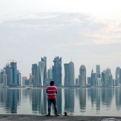 Un hombre observa el horizonte de las Torres Dafna en West Bay, en la capital de Qatar, Doha. | Foto:MUSTAFA ABUMUNES / AFP