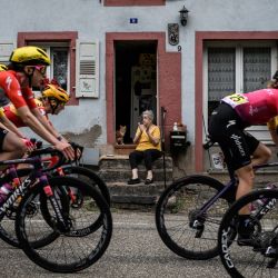Una anciana reacciona al paso de los ciclistas durante la 6ª etapa de la nueva edición del Tour de Francia femenino, de 129,2 km entre Saint-Die-les-Vosges y Rosheim. | Foto:JEFF PACHOUD / AFP