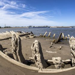 Una imagen que muestra los restos del barco dinamitero Elisabeth, que explotó en 1895, yaciendo en la orilla del Rin a lo largo de la frontera entre Holanda y Alemania, cerca de Schenkenschanz, Alemania. | Foto:Vincent Jannink / ANP / AFP