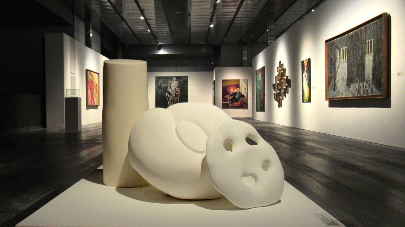 La muestra Escenas Contemporáneas, Recorridos por la colección del Museo Nacional de Bellas Artes, Arte Argentino 1960-2001 se exhibe en el espacio La Gran Lámpara (uno de los más emblemáticos del Centro Cultural Kirchner) que reabre sus puertas por primera vez luego de la pandemia.