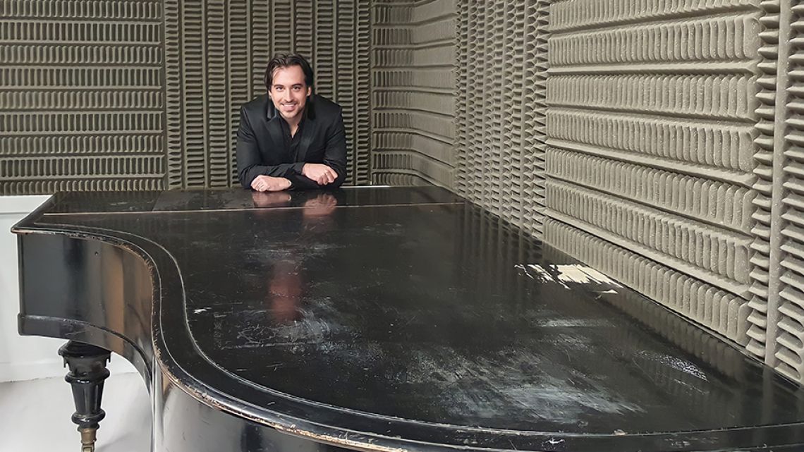 Rod Schejtman in Radio Nacional Clásica, next to the legendary piano that Martha Argerich used in her first radio live concert.