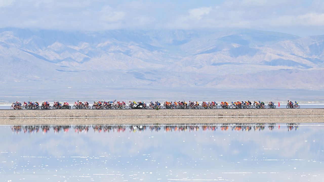 Participantes compiten durante la sexta etapa de la 21 Vuelta Ciclista del Lago Qinghai 2022 sobre 146 kilómetros desde Chaka hasta Dulan, en la provincia de Qinghai, en el noroeste de China. | Foto:Xinhua/Zhang Long