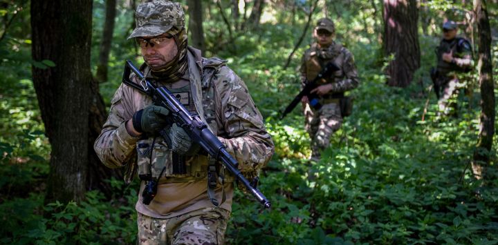 Civiles ucranianos participan en un entrenamiento militar en la región de Lviv, en el oeste de Ucrania, en medio de la invasión rusa de Ucrania.