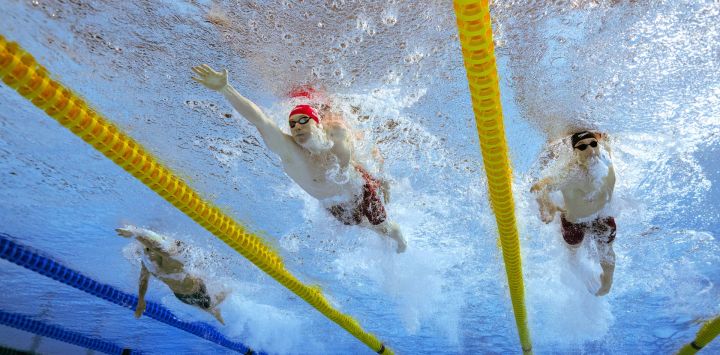 El australiano Se-Bom Lee, el inglés Tom Dean y el canadiense Finlay Knox compiten en la prueba de natación de los 200 metros individuales masculinos en el Centro Acuático Sandwell, en el sexto día de los Juegos de la Commonwealth en Birmingham, centro de Inglaterra.