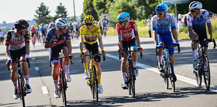 Los ciclistas pedalean durante la 21ª y última etapa de la 109ª edición del Tour de Francia, de 115,6 km entre La Defense Arena en Nanterre, a las afueras de París, y los Campos Elíseos en París, Francia.