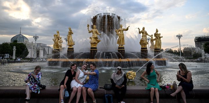 Mujeres sentadas en la fuente Druzhba Narodov (Amistad de las Naciones) en el Centro de Exposiciones toda Rusia en Moscú.