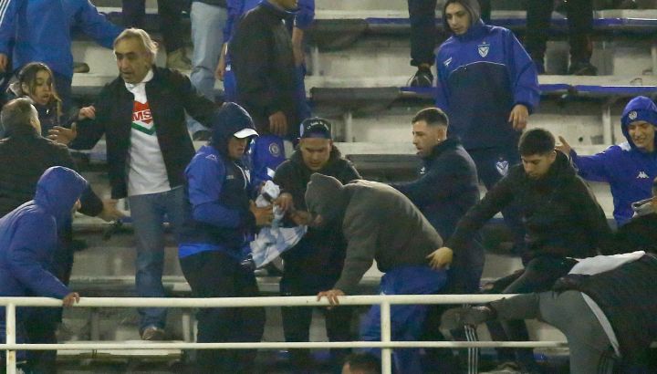 La barra de Vélez golpea ferozmente a un hincha de Talleres infiltrado en el estadio José Amalfitani.