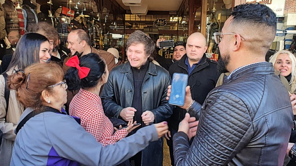 Javier Milei sigue con sus "recorridas sorpresa": este jueves estuvo caminando en La Plata.