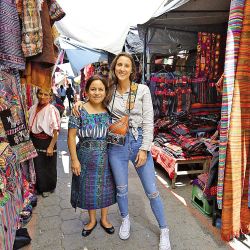 Thalía y Marianela en en el mercado de Chichicastenango.