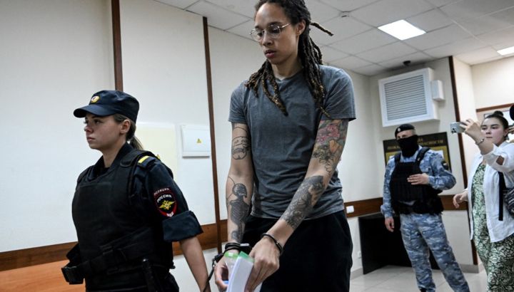 Brittney Griner, la basquetbolista estadounidense, fue condenada a 9 años de prisión en Rusia por portación de cannabis.