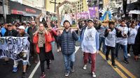 Grabois encabeza la masiva marcha de la CTEP desde Plaza de Mayo a Liniers por San Cayetano.
