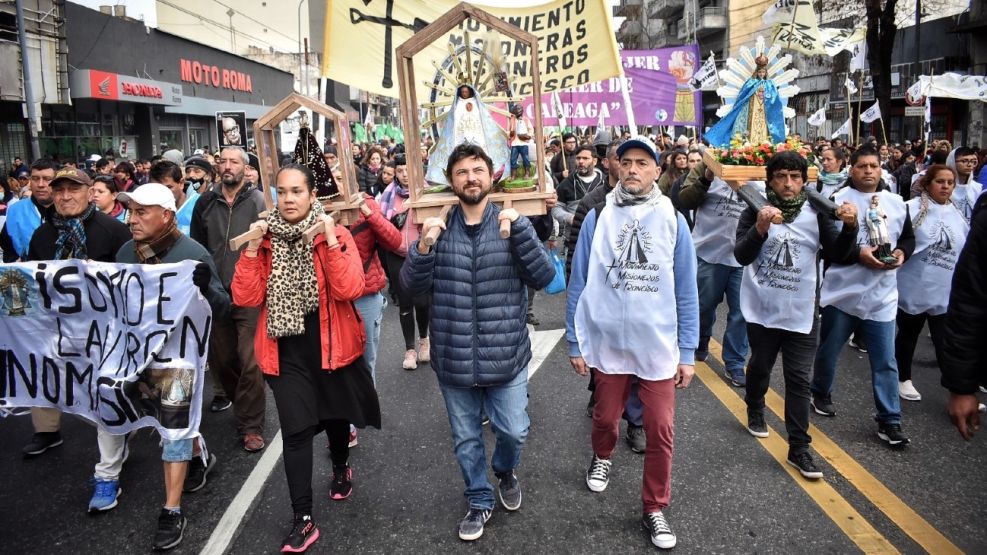 Grabois encabeza la masiva marcha de la CTEP desde Plaza de Mayo a Liniers por San Cayetano.