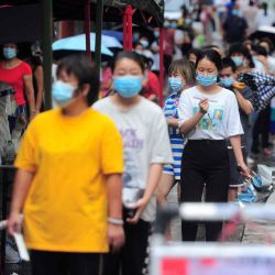 Residentes y turistas hacen cola para someterse a pruebas de ácido nucleico para el coronavirus Covid-19 en Sanya, en la provincia sureña china de Hainan. AFP) / China. | Foto:AFP