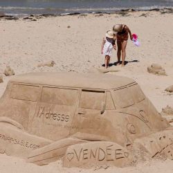 Una fotografía muestra una réplica de una camioneta Volkswagen Kombi (VW Combi) vintage hecha de arena en una playa durante la tercera Copa Vintage Fromentin en Fromentine, Occidental Francia. Ludovic Marin / AFP. | Foto:AFP