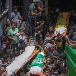 Los palestinos llevan los cuerpos de cuatro palestinos adolescentes de la familia Najm, durante su funeral en Jabalia en la Franja del Norte de Gaza , después de que fueron asesinados durante los últimos tres días de conflicto entre Israel y los militantes palestinos antes de un alto el fuego. Mohammed Abed / AFP. | Foto:AFP