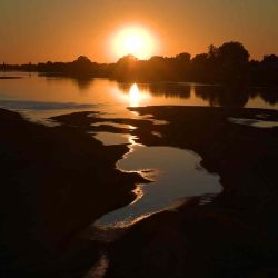 Bancos de arena y los bajos niveles del río Loire al atardecer en Saint-Mathurin-sur-Loire, Occidental Francia. - Francia está experimentando una sequía exacerbada por una tercera ola de calor extrema del verano. Jean-François Monier / AFP. | Foto:AFP